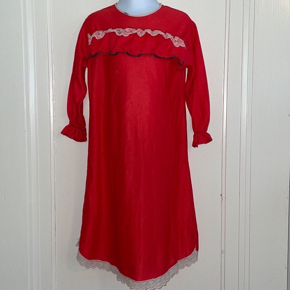 Vtg 60s/70s red little girls long nightgown with long sleeves & lace detailing‎